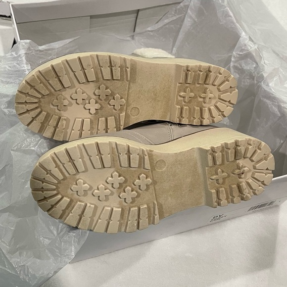 DOLCE VITA Cream Fuzzy Trim Faux Leather Boots Size 1 NIB - Picture 4 of 4